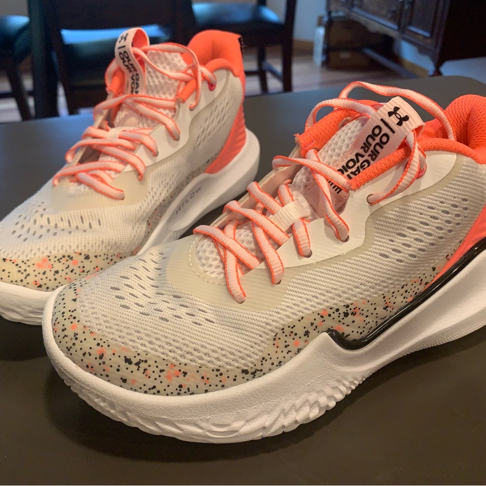 Basketball shoes. Slightly worn indoors only
